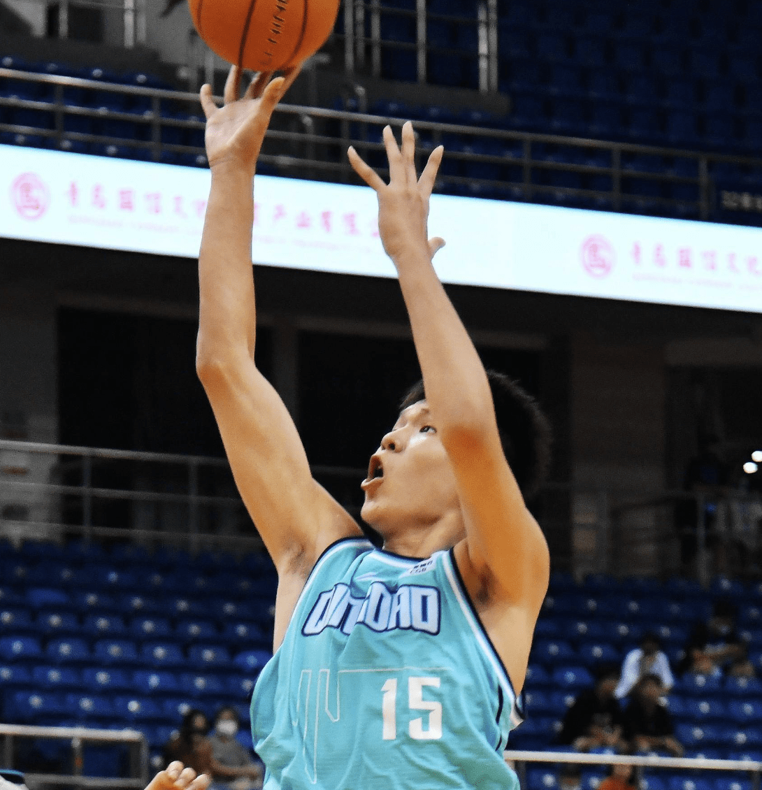 青岛队鏖战山西队,易建联刷新纪录 青岛队鏖战山西队,易建联刷新纪录