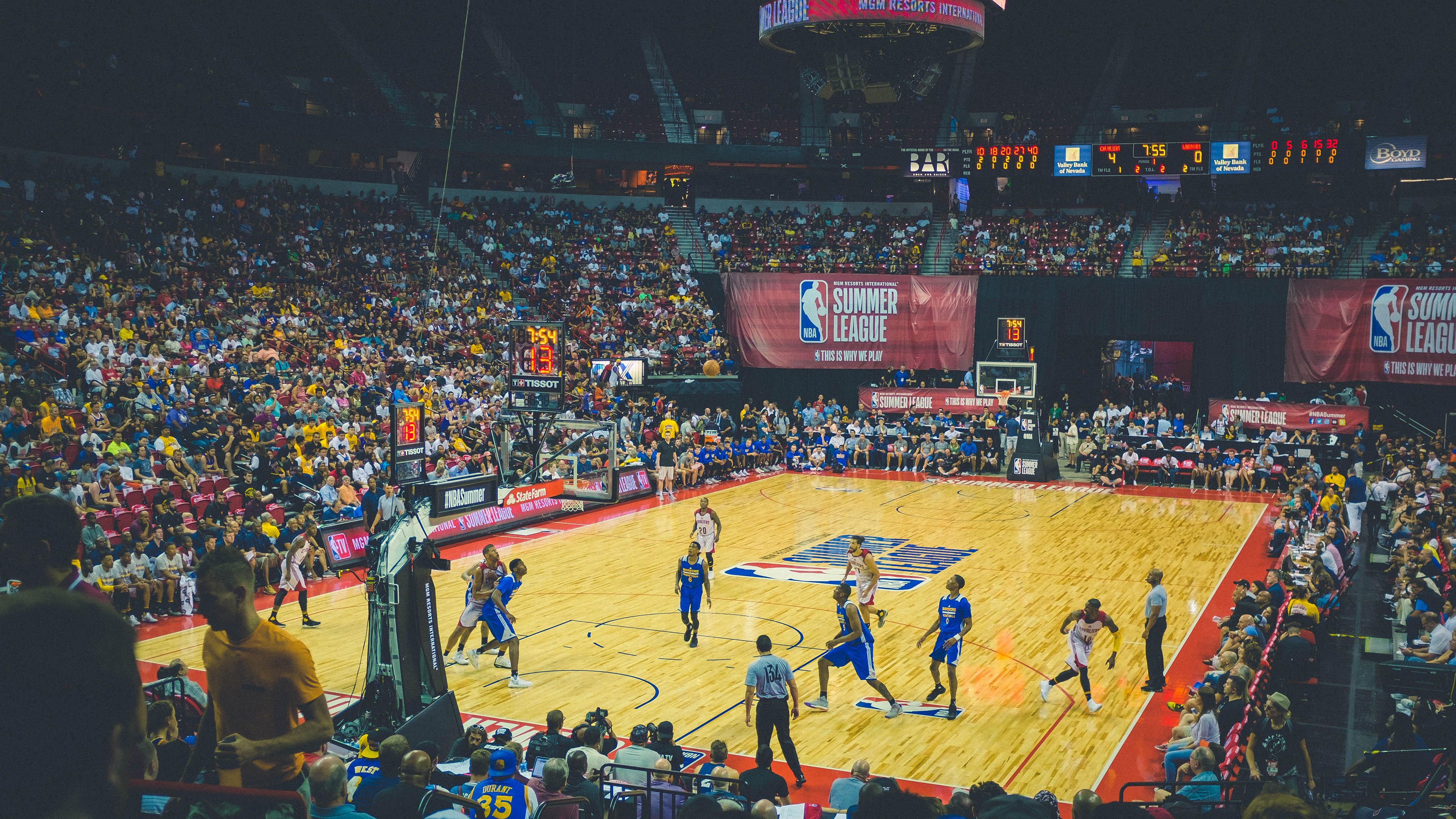 当武切维奇在欧洲接管比赛，NBA的活塞正封锁步行者，篮球世界的平行宇宙